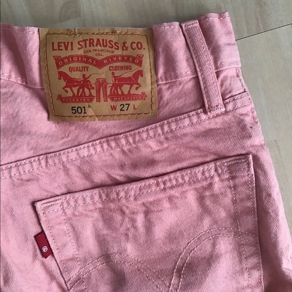 Levi Women Shorts - Picture 1 of 3